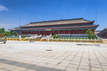 Fototapeta premium Traditional Chinese building under blue sky