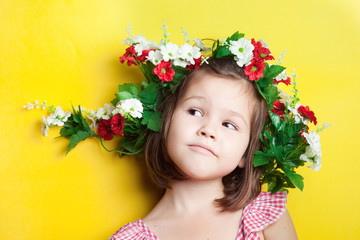 Obraz na płótnie Canvas Girl in a floral crown 
