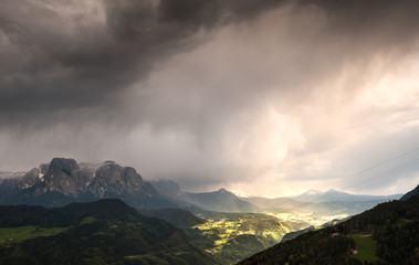 Fototapeta premium Dunkle Regenwolken über dem Eisacktal in Südtirol
