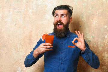 Fototapeta premium Brutal hipster holding tropical alcoholic fresh cocktail