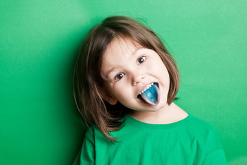 Little girl with blue tongue - 146248792