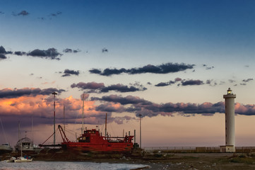 Faro al tramonto