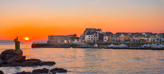 Coucher de soleil sur Concarneau en Bretagne avec le port de plaisance - Sunset on Concarneau in...