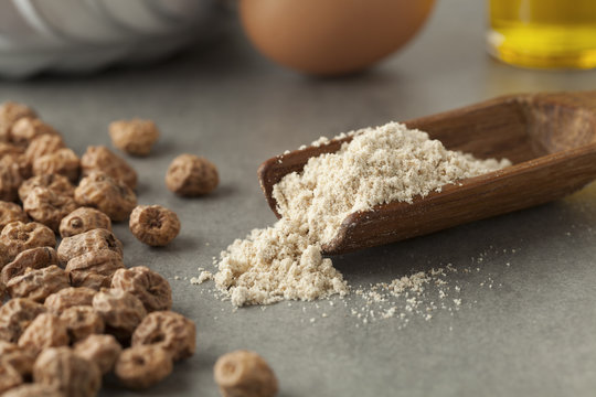 Wooden scoop with tigernut flour