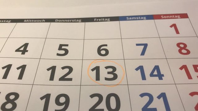 Freitag der 13. wird im Kalender mit Stift eingekreist und markiert