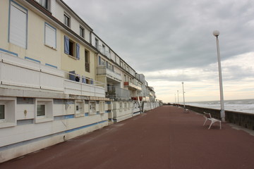 Fototapeta na wymiar Perspective d'immeuble sur quai maritime