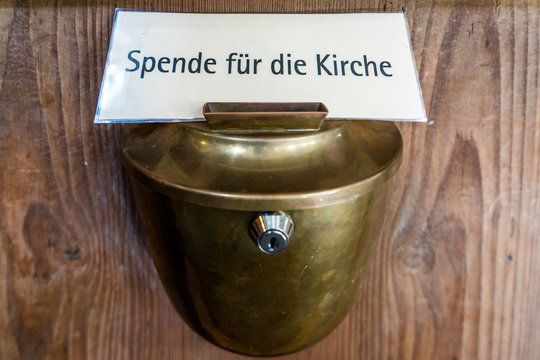 Opferstock sammelt Spenden f&uuml;r die Kirche
