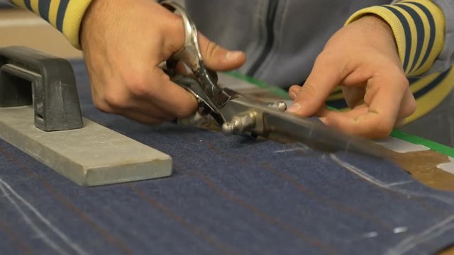 sarto per abiti da uomo in una sartoria