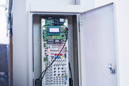 Power distribution board current breakers with overcurrent protection