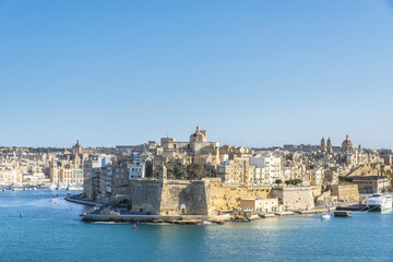 Fototapeta na wymiar View of Grand Harbour and Senglea peninsula with Fort Saint Michael from the Upper Barrakka Gardens. Isla. Malta