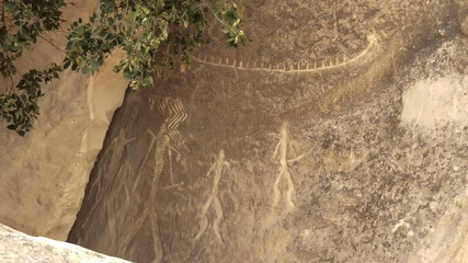 alien stone art petrogliphes