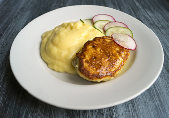 mashed potatoes with chicken cutlet and fresh vegetables