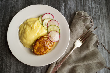 mashed potatoes with chicken cutlet and fresh vegetables