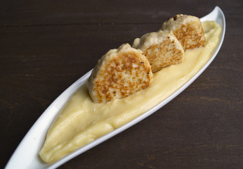 mashed potatoes with chicken cutlet and fresh vegetables