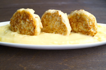 mashed potatoes with chicken cutlet and fresh vegetables
