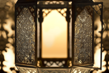 lanterne doré avec message religieux 