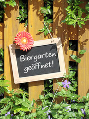 Holztafel Biergarten geöffnet