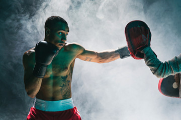 Fototapety  Afro amerykański bokser męski.