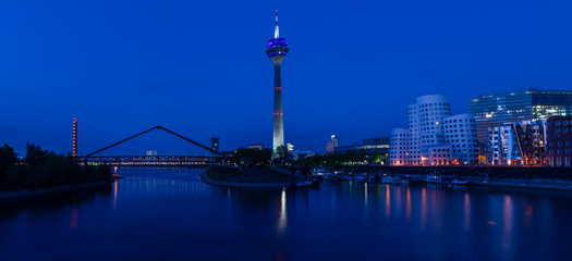 Fototapeta na wymiar Düsseldorf - Medienhafen bei Nacht in der Blauen Stunde; Deutschland