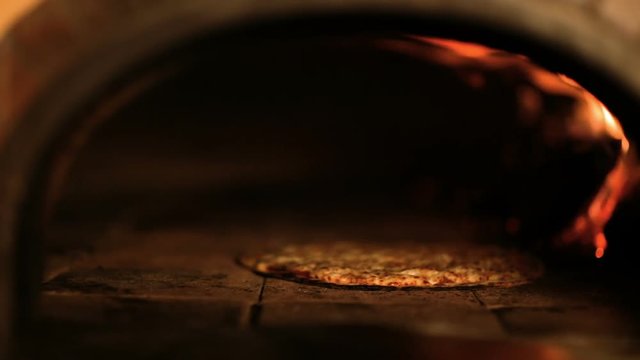 Pizza qui cuit dans un four 