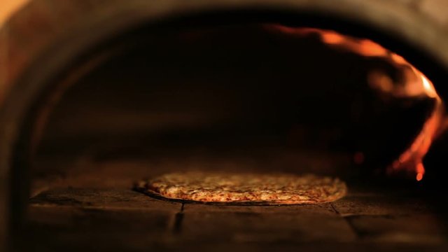 Pizza qui cuit dans un four 
