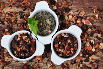 Dried tea in white ceramic containers