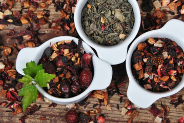 Frui ttea and green tea dried in white containers