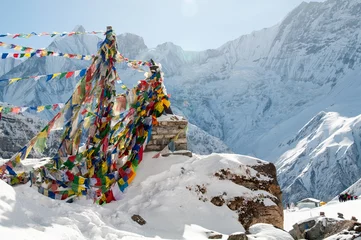 Fotobehang Annapurna Annapurna-basiskamp en boeddhistische gebedsvlaggen