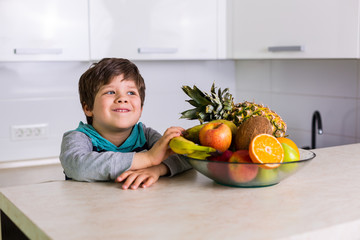 Fototapeta premium Little boy with a bowl of fresh fruits