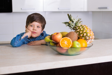 Fototapeta premium Little boy with a bowl of fresh fruits