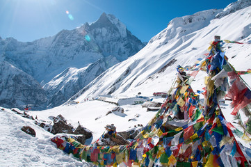 Annapurna Base Camp - widok na szczyt Machhapuchhare i flagi modlitewne