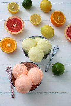 gelato o granita con agrumi sfondo colorato