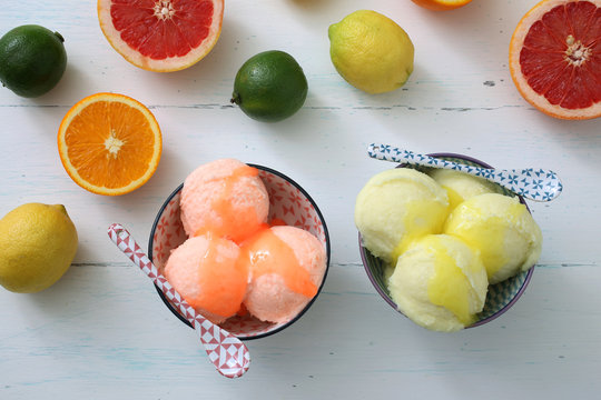 gelato o granita con agrumi sfondo colorato