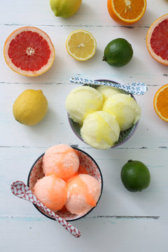 gelato o granita con agrumi sfondo colorato