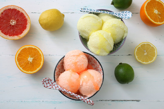 gelato o granita con agrumi sfondo colorato
