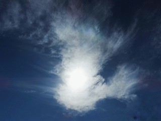 Close de nuvem branca brilhante esticada nas bordas  pelo vento no céu azul petróleo