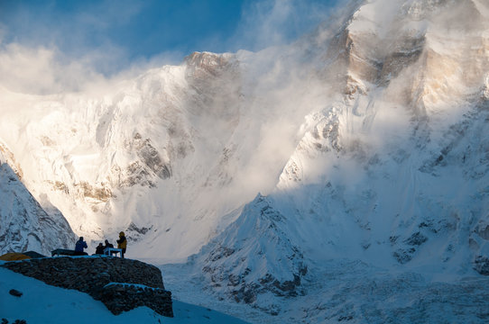 Turyści W Annapurna Sanctuary Podczas śnieżnej Zadymki