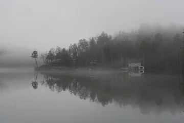 Papier Peint photo Lavable Lac / étang Des traînées de brouillard flottant au-dessus des maisons du lac
