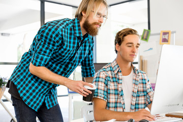 Obraz premium Two office workers at the desk