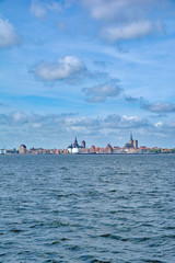 Naklejka premium Blick über den Strelasund auf Stralsund,Ostsee,Mecklenburg-Vorpommern,Deutschland