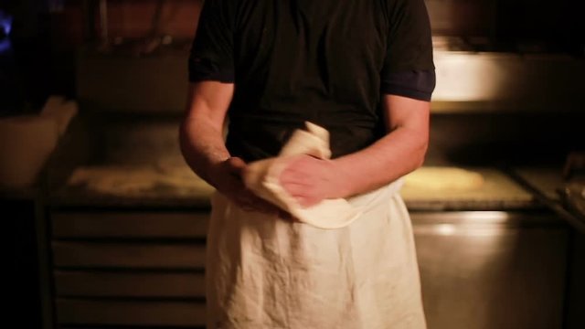 pizza&iuml;olo qui pr&eacute;pare sa p&acirc;te  