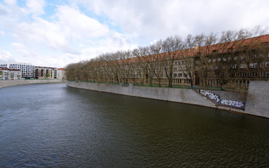 Wrocław - instytut Fizyki oraz nabrzeże Odry