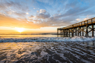 Fototapeta premium Isle of Palms Pier o wschodzie słońca w Charleston w Południowej Karolinie