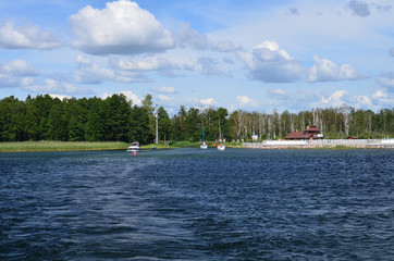 Jezioro Mamry z krajobrazem mazurskim w tle w lecie/Mamry Lake with Masurian landscape background...