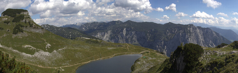 Bergtour auf den Loser mit traumhaften Panoramablick auf die Bergwelt vom Salzkammergut in der Steiermark, im Vordergrund der Augstsee