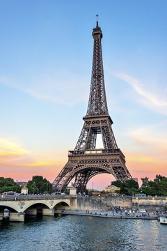 Tour Eiffel  en fin de journée .
