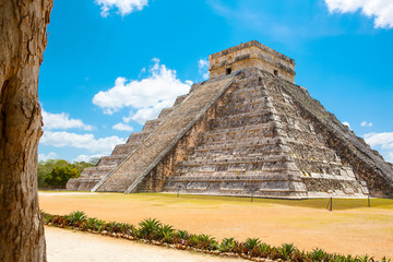 Temple of Kukulkan in Chichen Itza, Yucatan, Mexico - obrazy, fototapety, plakaty