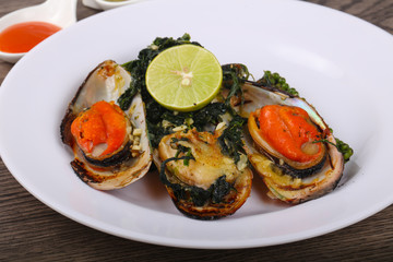 Baked mussels with spinach