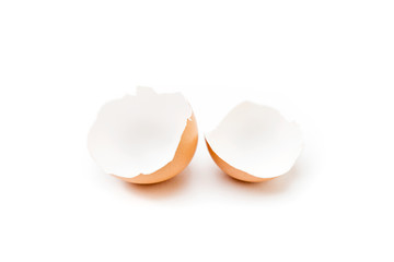 Huevo moreno roto con fondo blanco