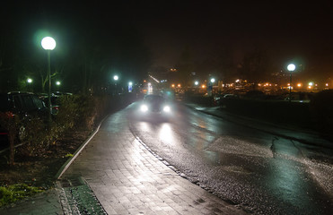 Autostraße bei Nacht